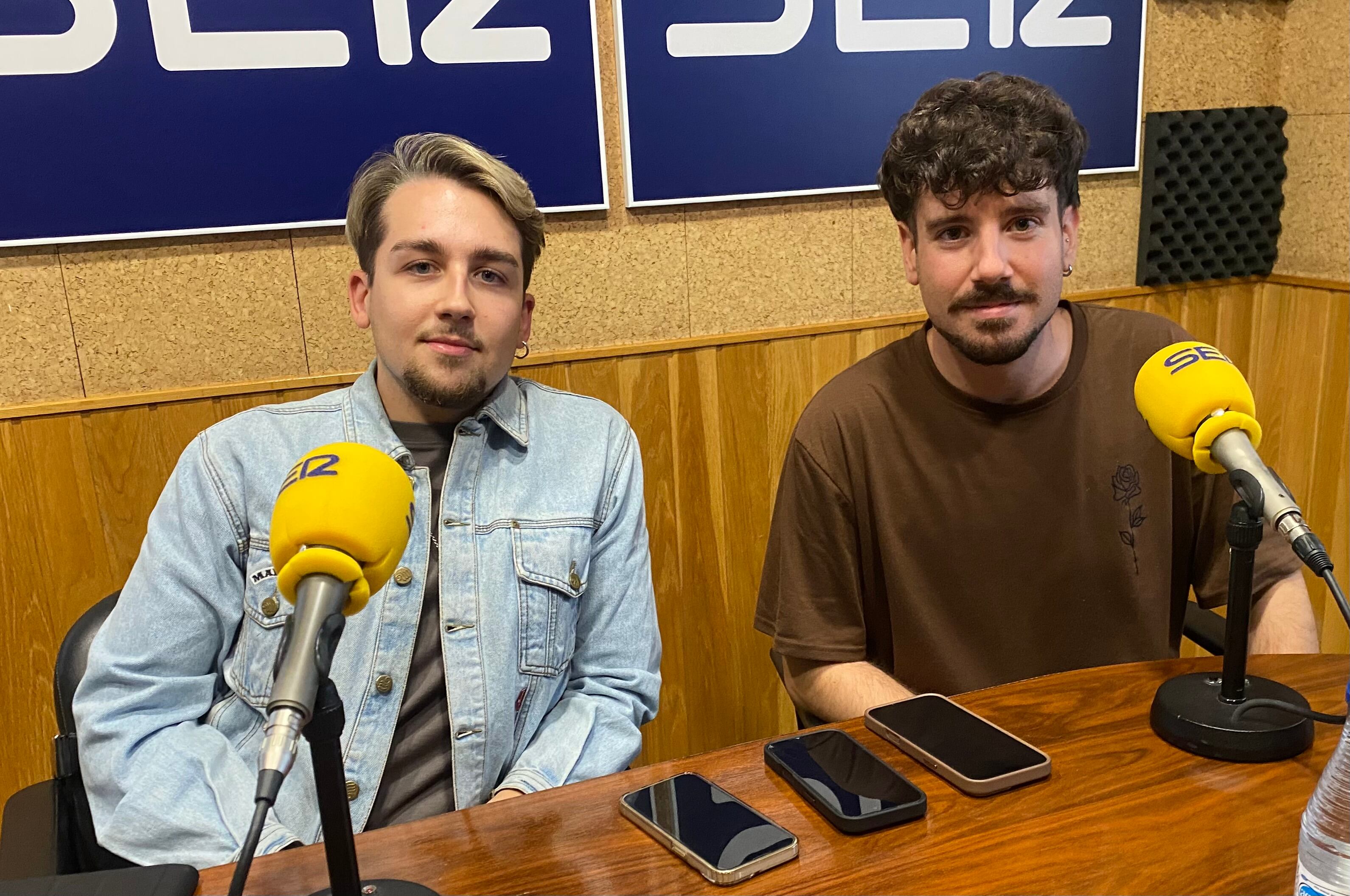Luis Delgado y Jesús Carmona (Hackeo Productions) en el estudio de SER Cuenca.
