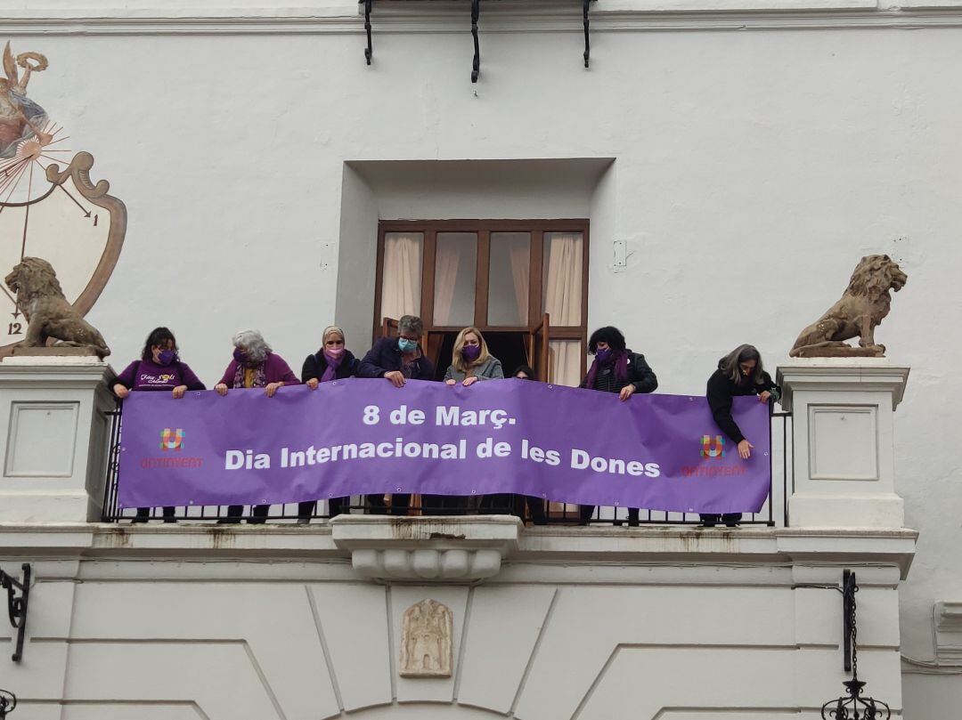 Moment exacte de la penjada de la pancarta a l&#039;antic Ajuntament