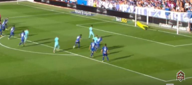 Pacheco para el penalti de Messi durante el Alavés-Barcelona