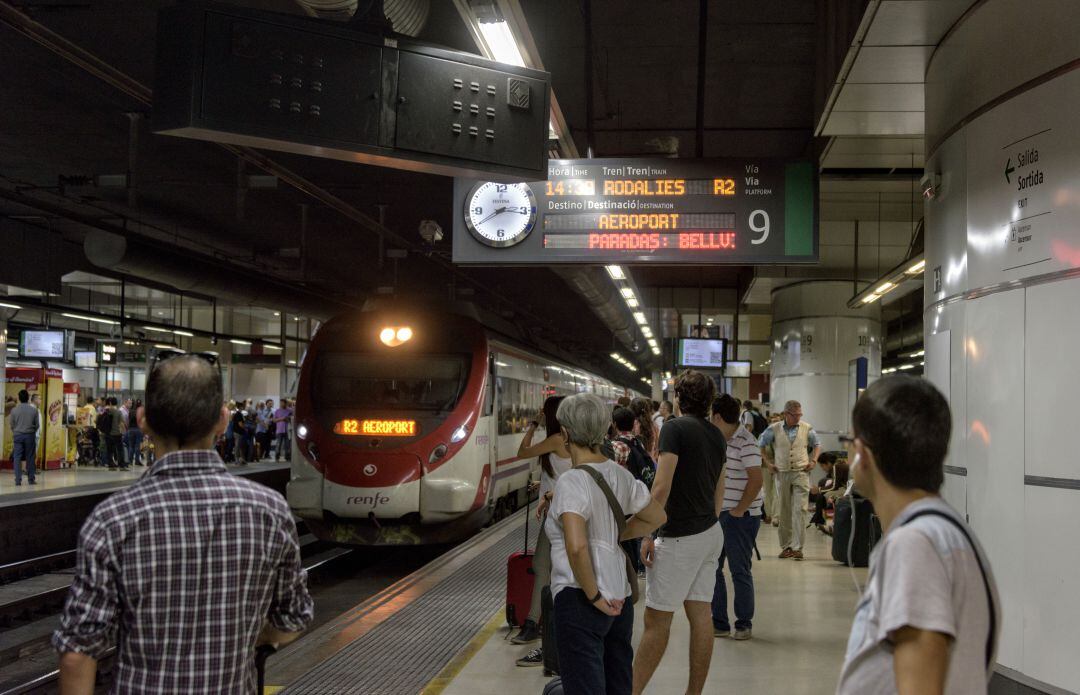 Tren de rodalies a l&#039;estació de Sants