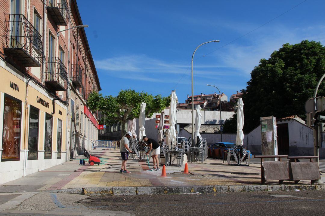 Varias personas trabajan en la eliminacion del hormigonado donde se ubicaba el kiosko