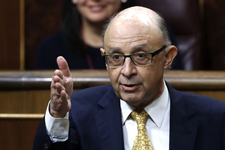 El ministro de Hacienda, Cristóbal Montoro, durante su intervención en la sesión de control al Ejecutivo