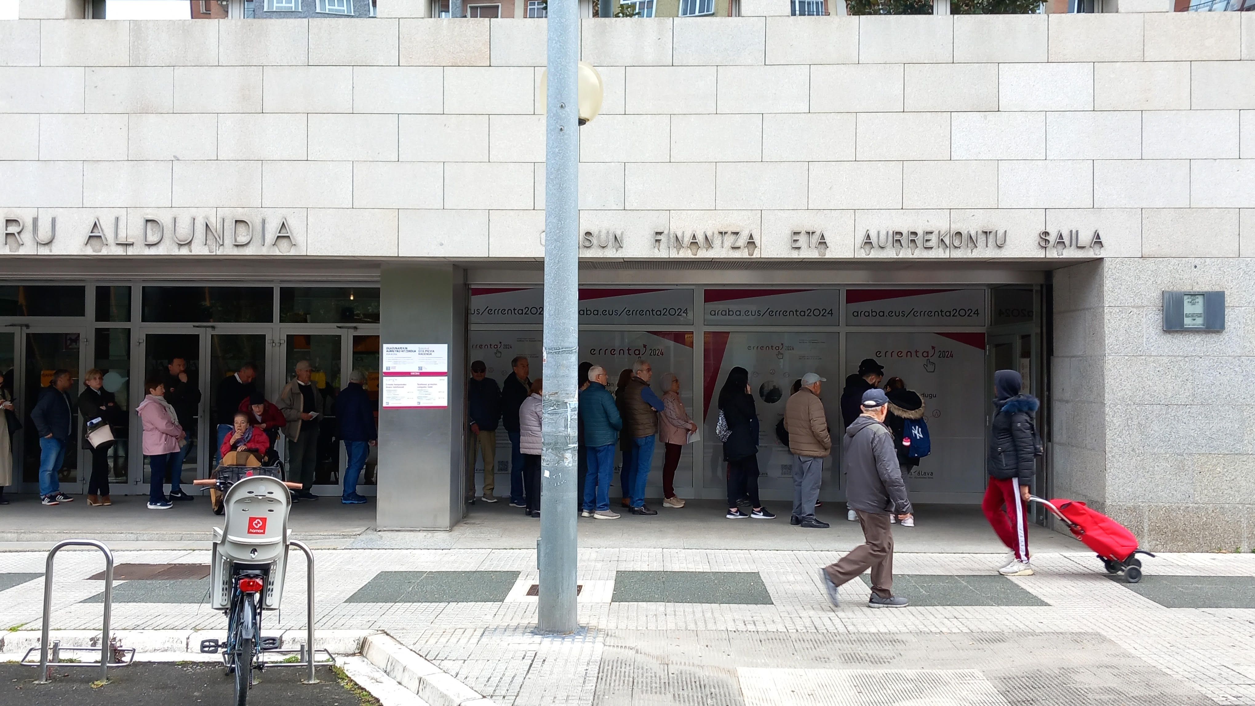Colas en la entrada del edificio de Hacienda de Vitoria para hacer la declaración de la renta