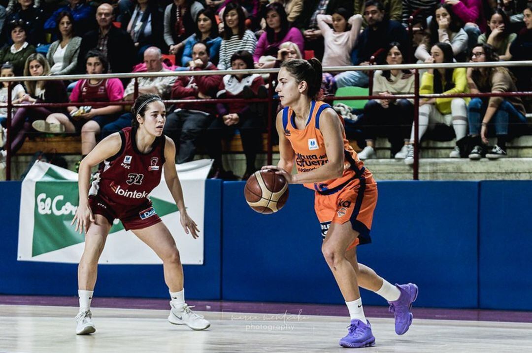 Itziar Ariztimuño, durante un partido ante Valencia Basket