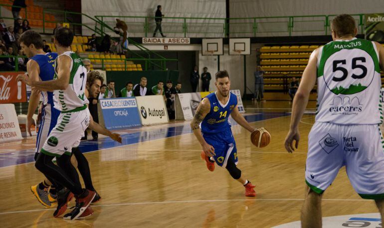 Una de tantas buenas jugadas del COB en el Pazo, Frente al Cáceres, el cual perdía por 79 a 55.