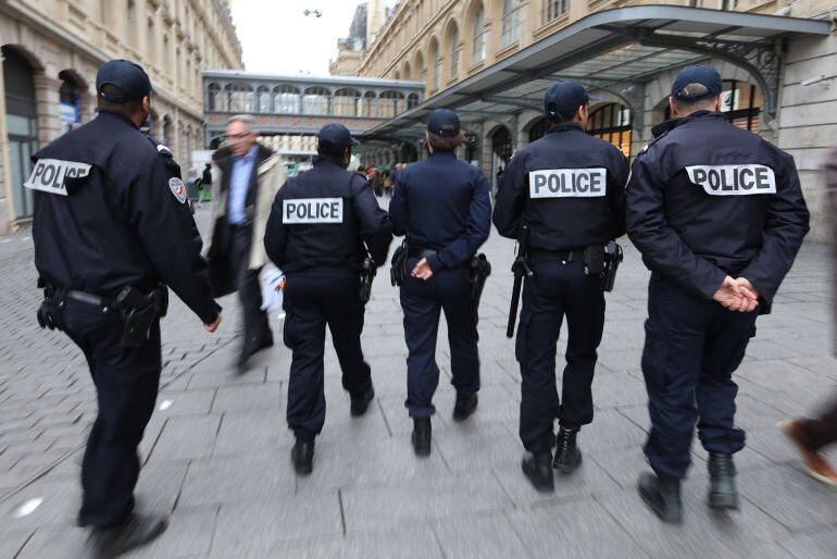  Policia francesa patrullando estaciones de tren en Paris