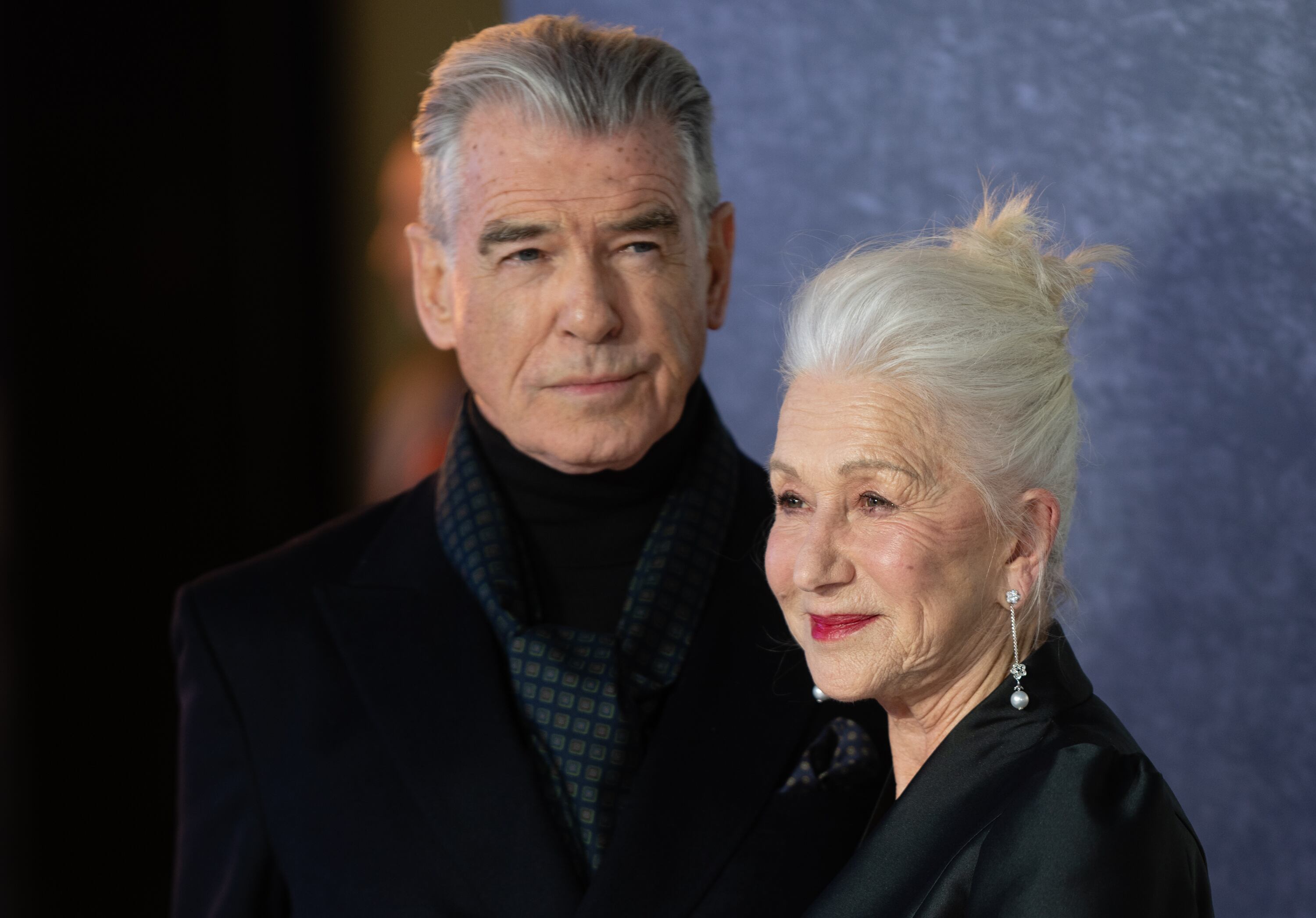 Pierce Brosnan y Helen Mirren, en un evento el 27 de marzo de 2025, en Londres. Samir Hussein/WireImage.