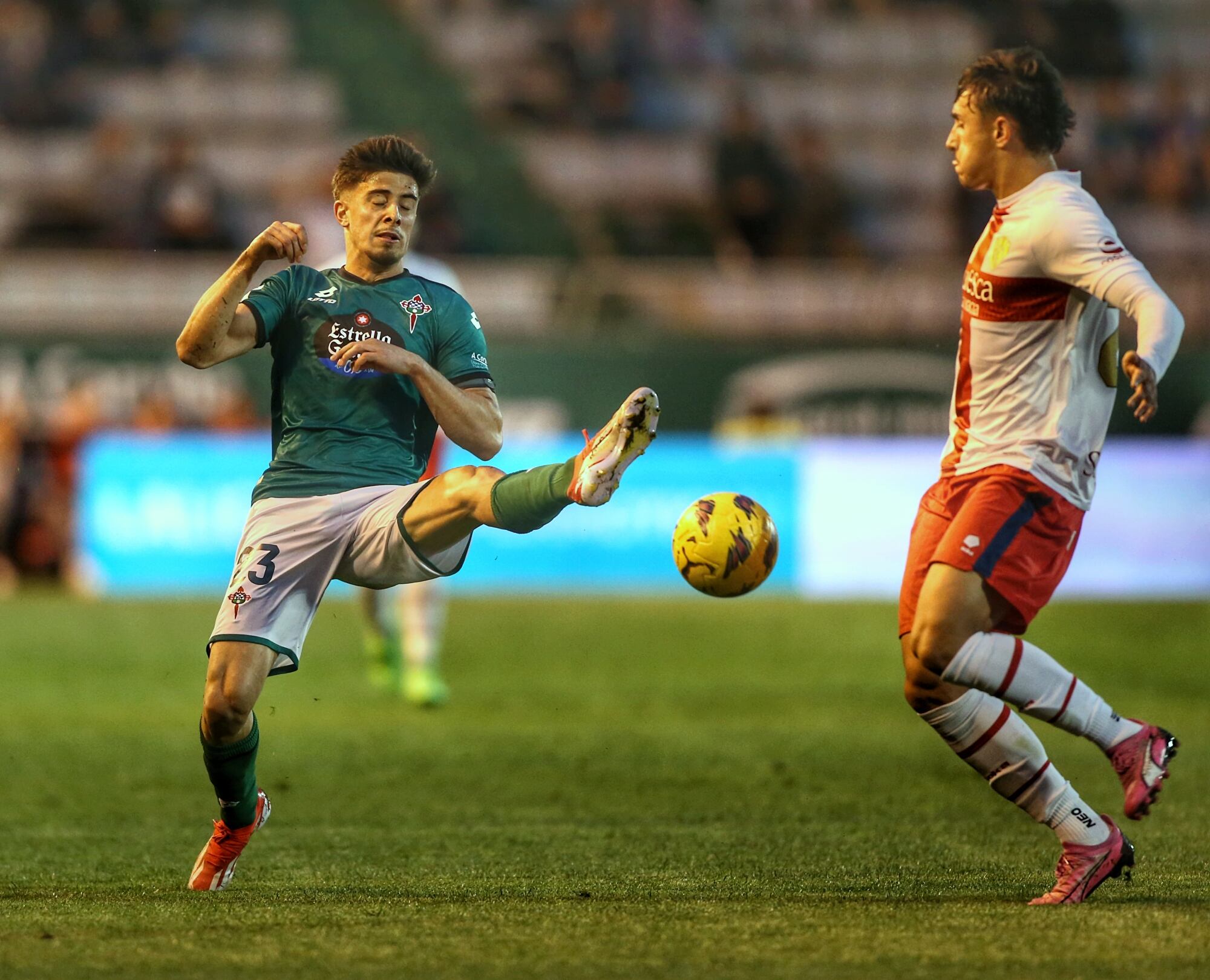 Nico Serrano, en una jugada del Racing-Huesca en A Malata (foto: Mero Barral / Cadena SER)