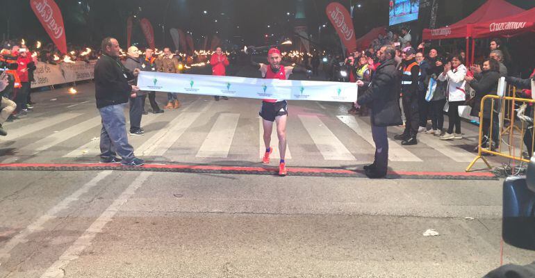 El atletia Carlos Castillejo entrando en meta en la edición 2017 de la San Antón.