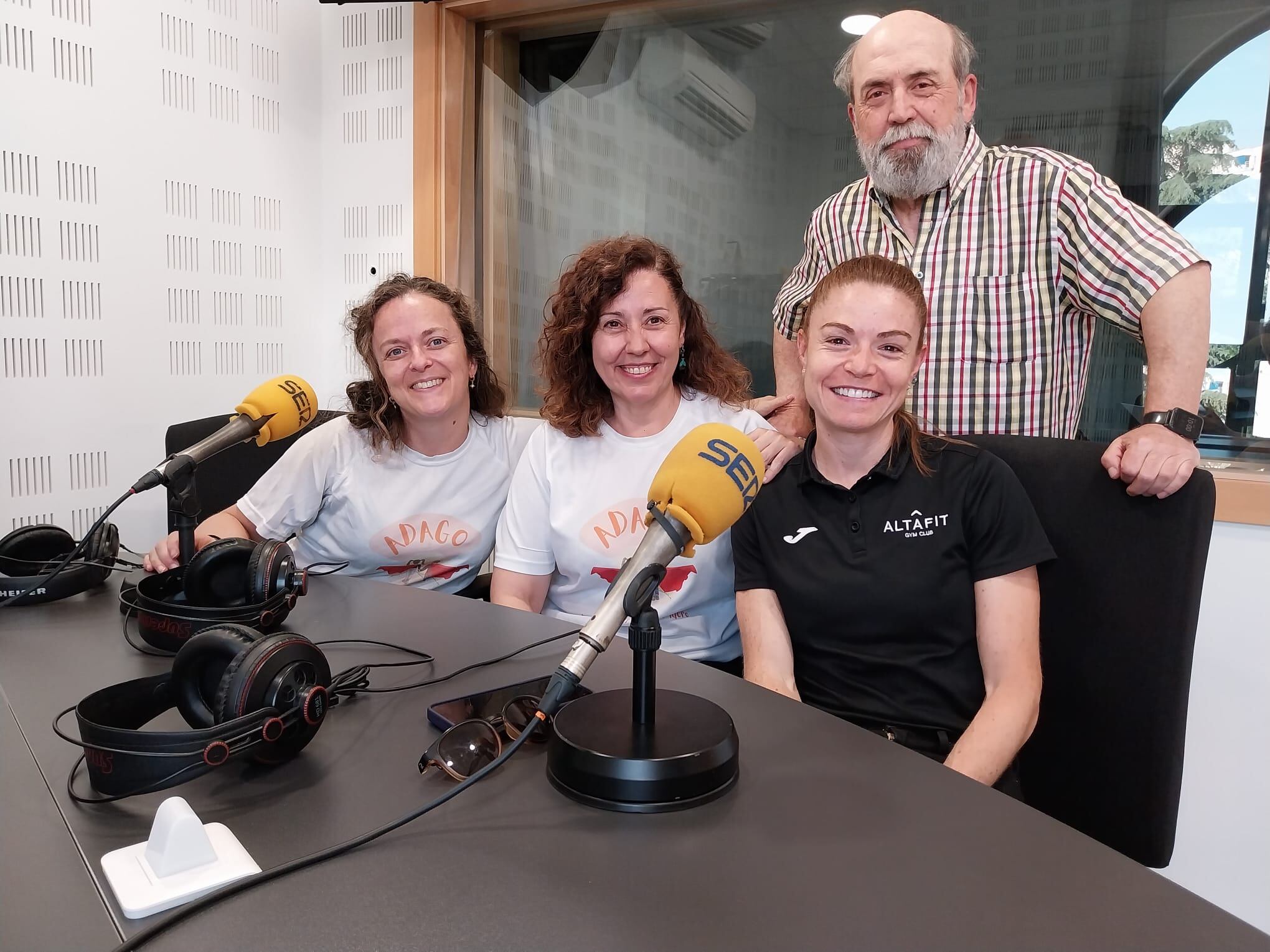 De izquierda a derecha, Aurori y Yoli, de asociación Adago, Sara Reglero, directora del gimnasio Altafit Gym Club de Fuenlabrada, y Miguel Biedma, del Club de Pádel de Fuenlabrada