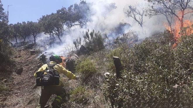 El incendio, iniciado hace tres días, en el paraje de El Higuerón de Mijas sigue activo