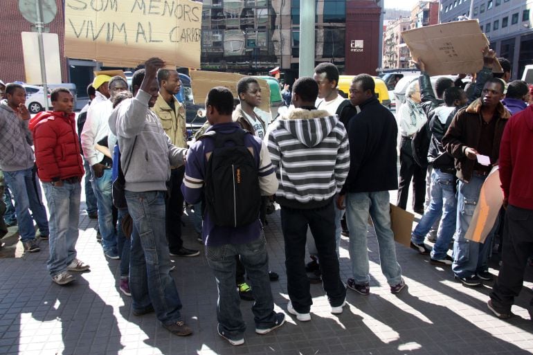 Imatges d&#039;arxiu d&#039;una protesta de joves immigrants davant la seu de la DGAIA l&#039;any 2010