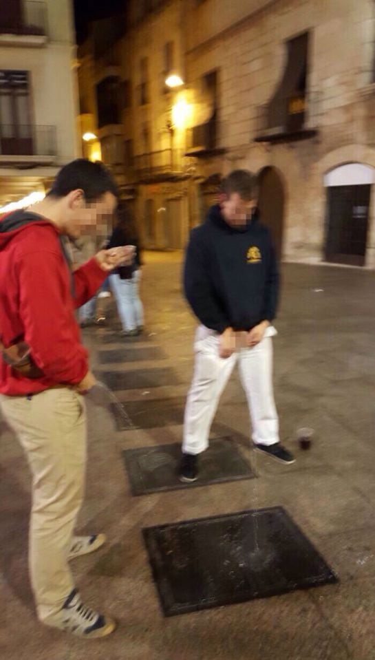 Els brètols orinant sobre la placa commemorativa.