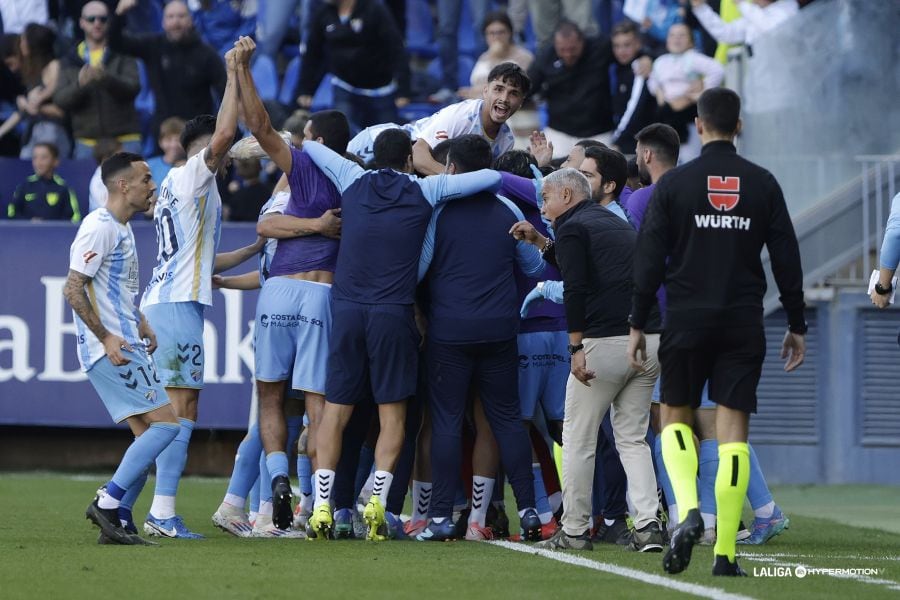 Los jugadores del Málaga celebran su gol al Almería.