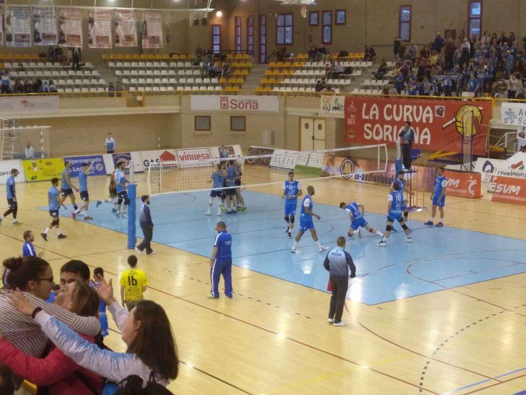 Los jugadores y la afición del Río Duero Soria celebran la victoria del equipo celeste, que significa la permanencia.