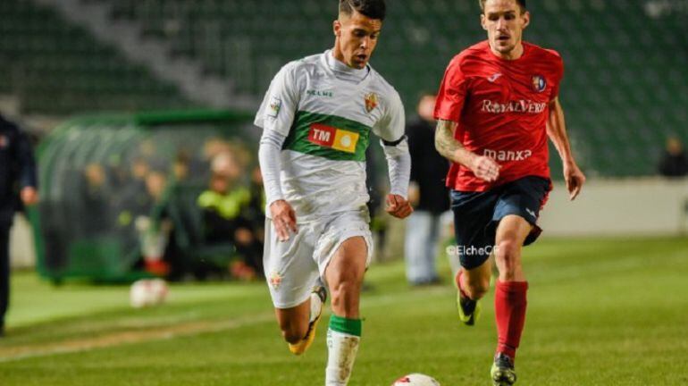 Ismael Benktib conduce el balón en un partido con el Elche esta temporada