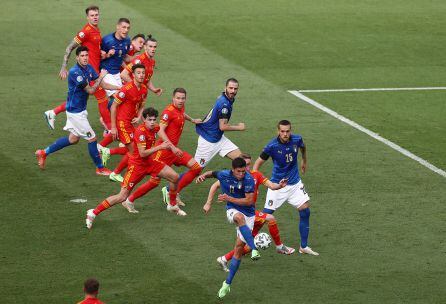 Pessina marcando el gol de la victoria con Italia