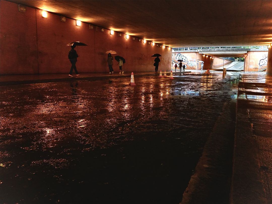 El aguacero ha obligado a cortar el túnel de la calle San Antonio