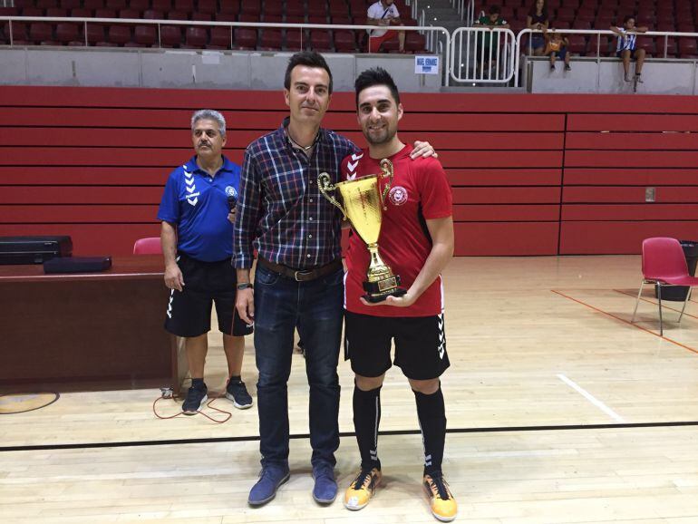 Juanfran Collado, capitán del Nueva Elda, recibió el trofeo de manos del concejal de Deportes Fernando Gómez