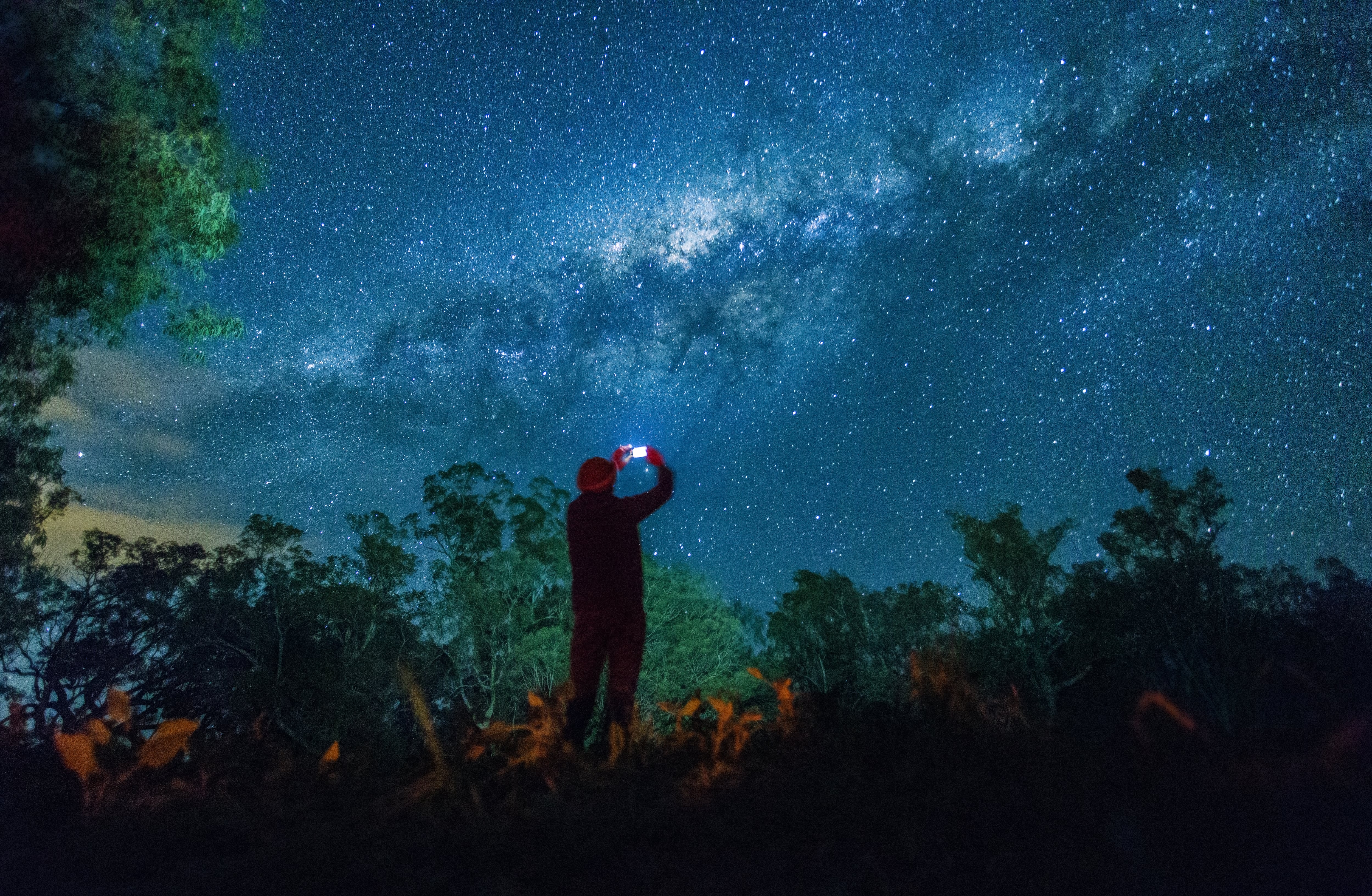 Un hombre toma una foto a un cielo estrellado.