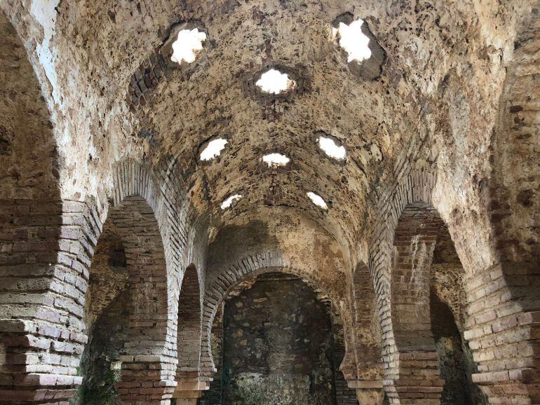 Imagen del interior de los Baños Árabes a la luz del día