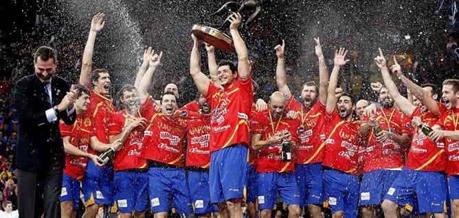 El Príncipe Felipe, tras hacer entrega a los jugadores de la selección española del trofeo que les acredita como vencedores del Mundial de balonmano tras su victoria ante Dinamarca por 35-19 en la final disputada en el Palau Sant Jordi de Barcelona