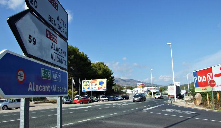 Carretera de acceso a la N-332