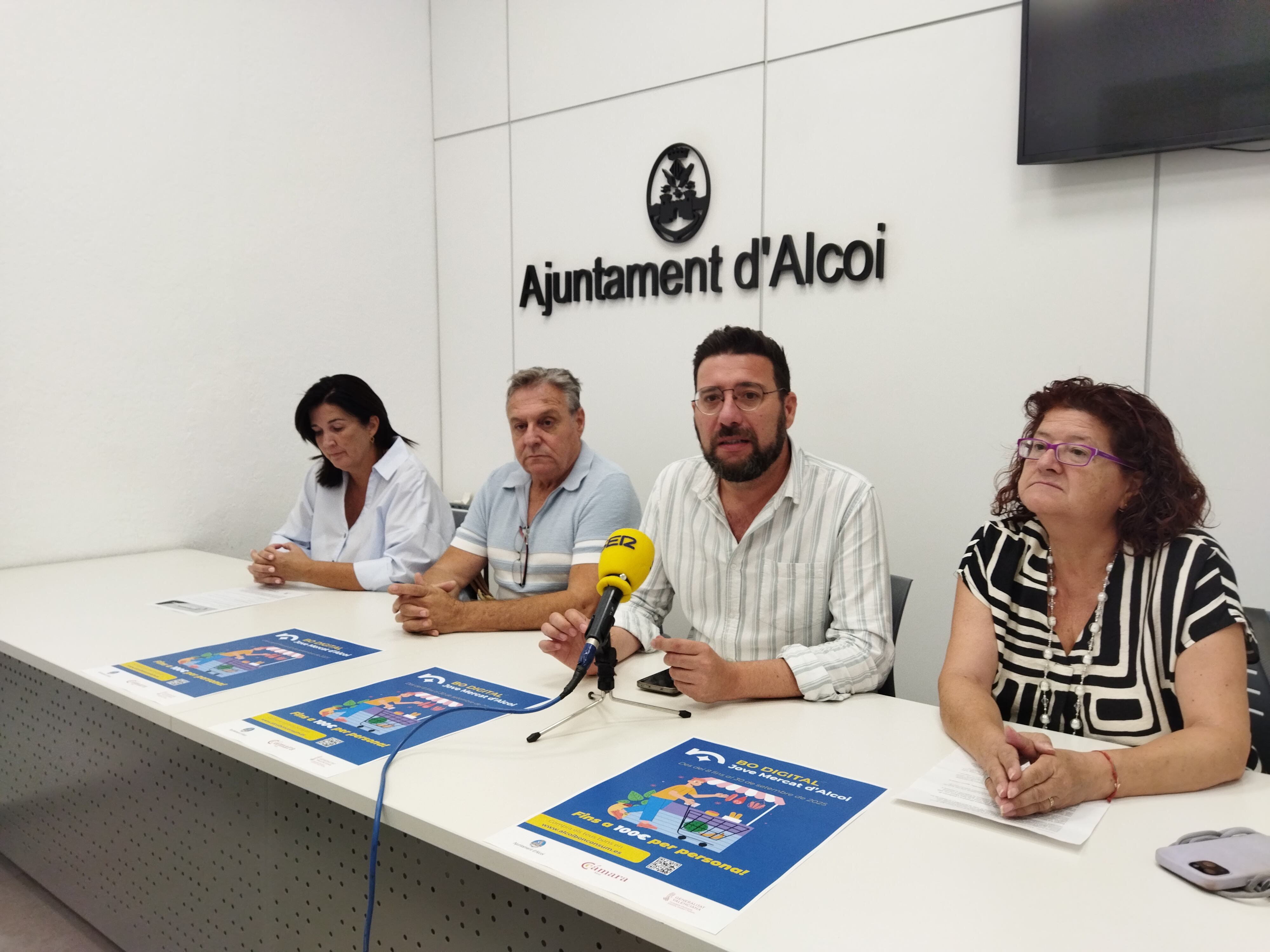 El Ayuntamiento de Alcoy ha acogido la presentación del bono digital dirigido a jóvenes para sus compras en los mercados de Sant Roc, Zona Nord y Sant Mateu.