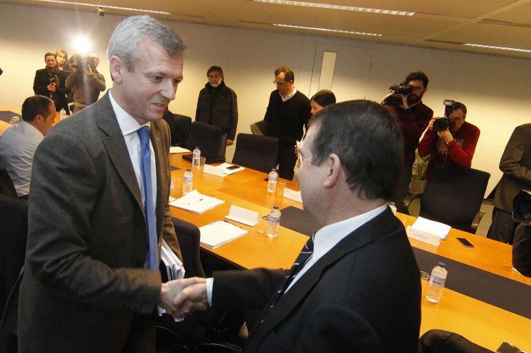 El vicepresidente de la Xunta, Alfonso Rueda saluda al alcalde de Vigo, Abel Caballero, antes de iniciar la reunión sobre el área metropolitana de Vigo junto a los otros 13 alcaldes que conforman el área.