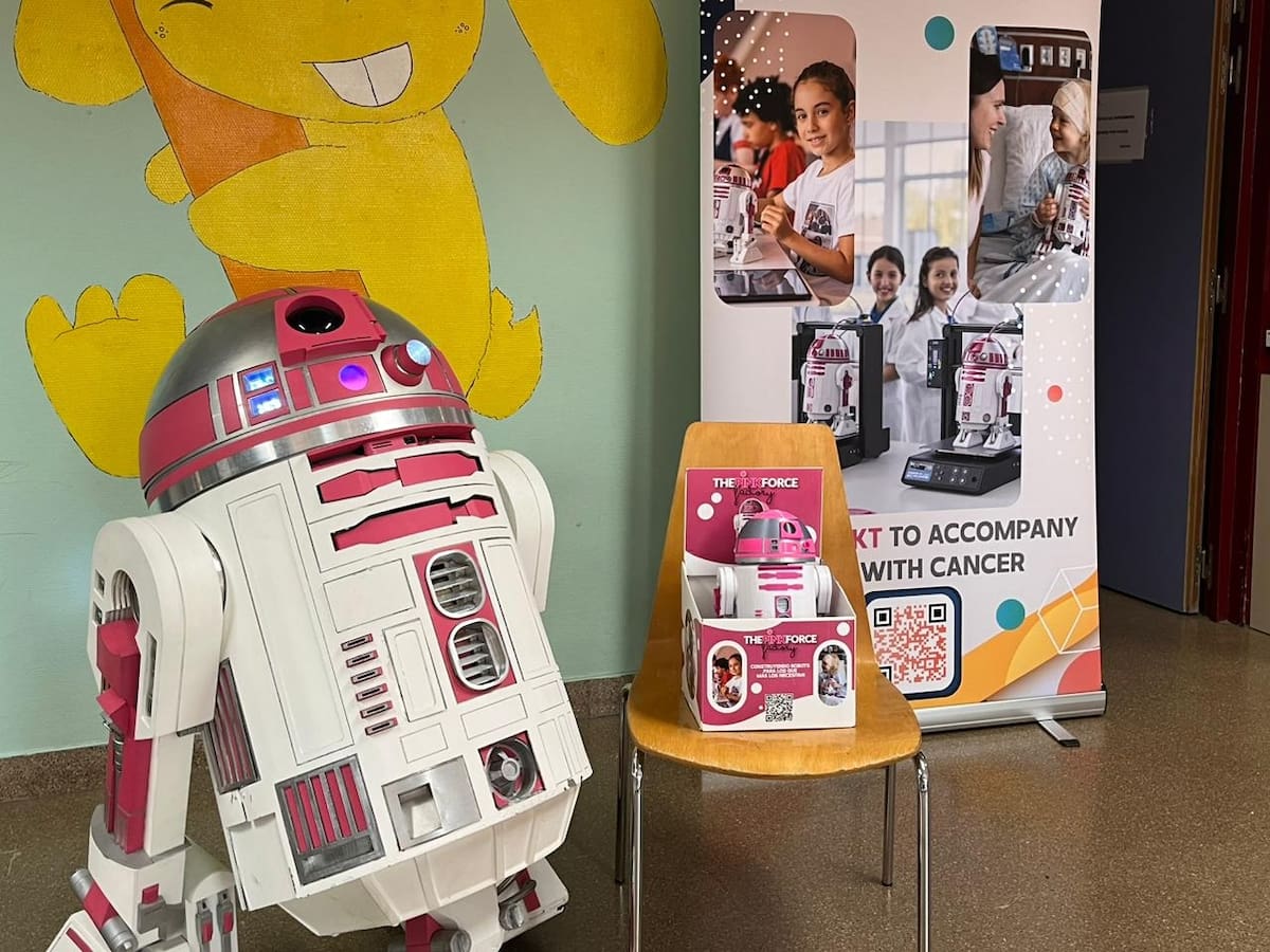 El robot R2-KT, inspirado en Star Wars, visita a los niños y niñas del Hospital Fundación Alcorcón: "Lo primero que hacen es sonreír"