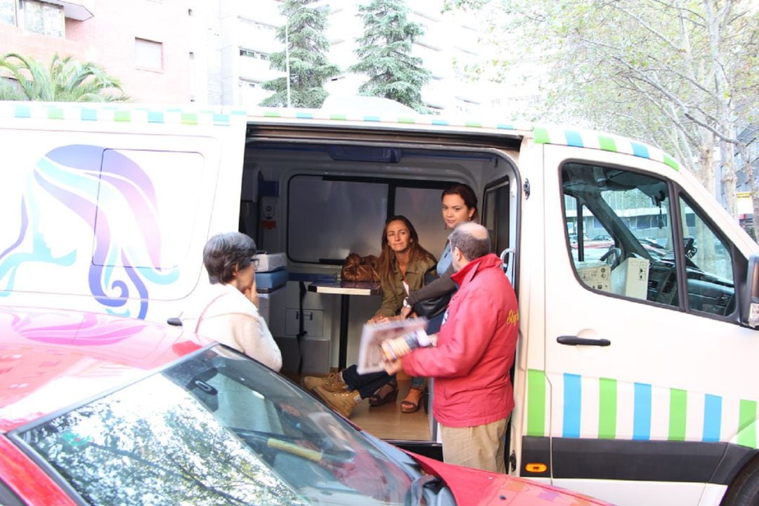 Fotografía de la Ambulancia Vida que realiza ecografías a las puertas de clínicas abortivas. Dentro, la diputa de Vox, Gádor Joya