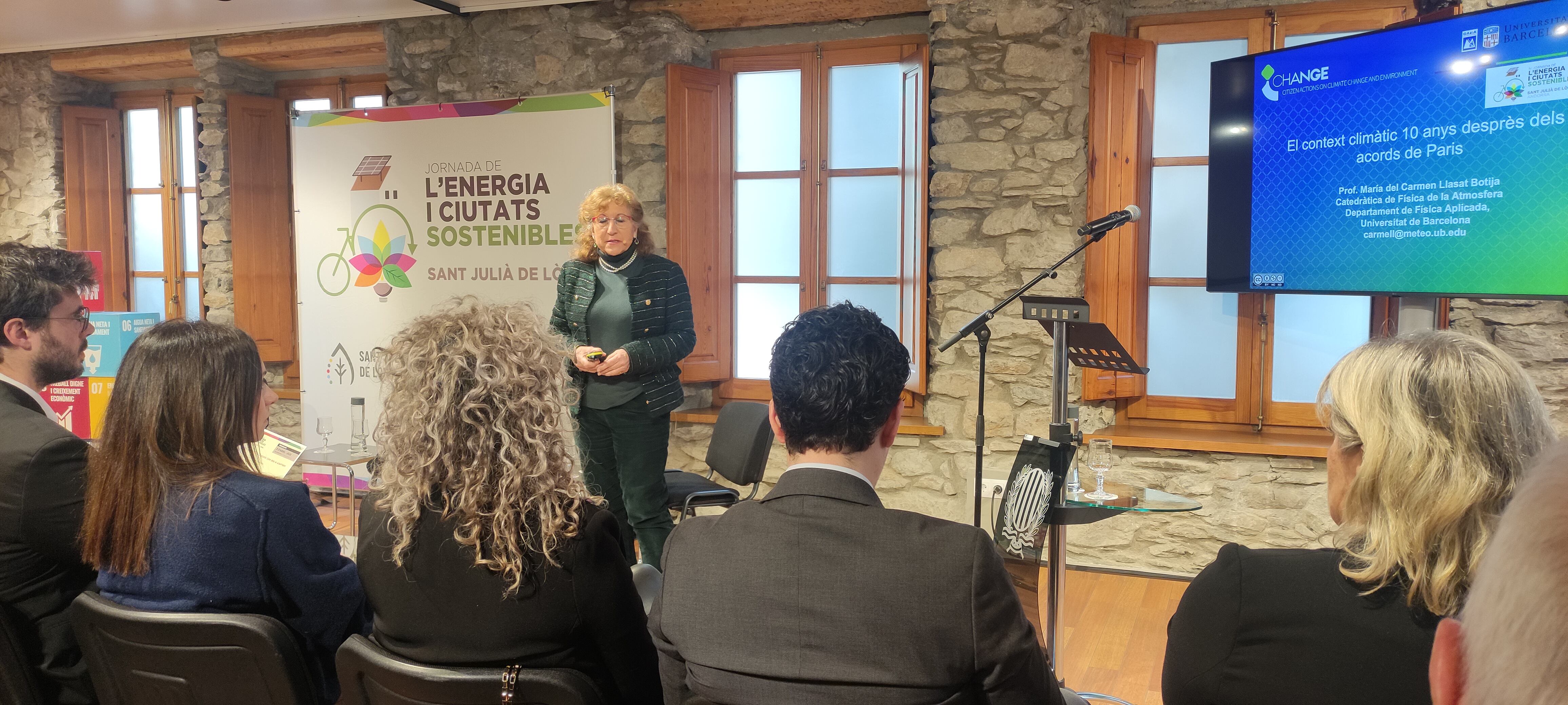 La doctora en ciències físiques de la UB, Carme Llosat, durant la seva xerrada a les JECS