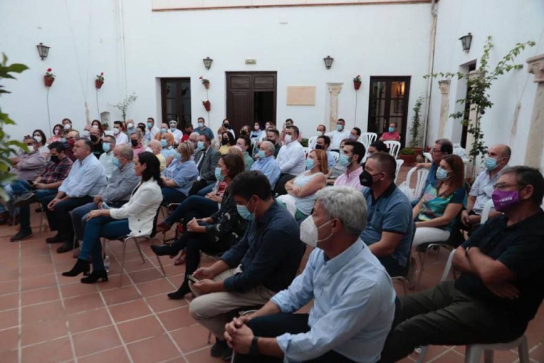 Pulido, en primer plano de la foto, en la reunión de Montilla del pasado mes de octubre.