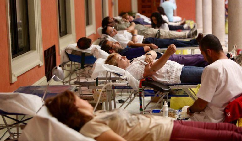 El patio de la Fundación Cajasol, en la Plaza de San Francisco, se ha llenado de donantes de sangre durante esta jornada