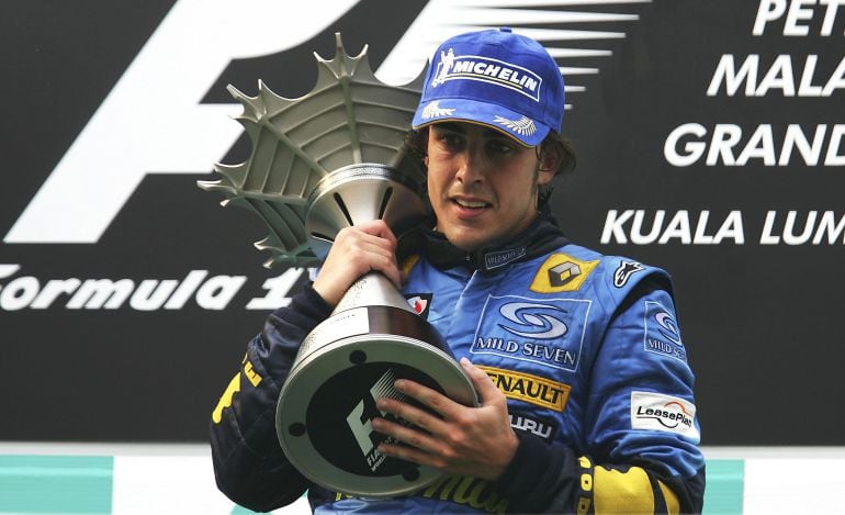 Fernando Alonso celebra una victoria con Renault en 2005, temporada en la que acabó ganando el mundial de pilotos. 