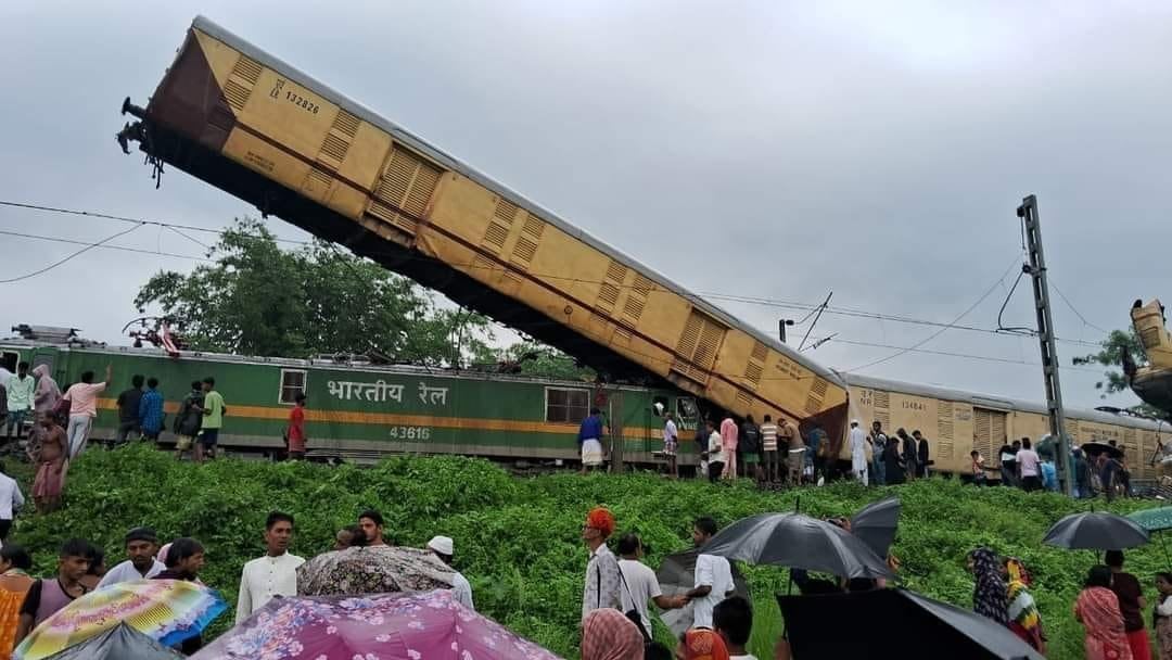 Un tren de mercancías se estrella contra un vagón de pasajeros en el noreste de la India.