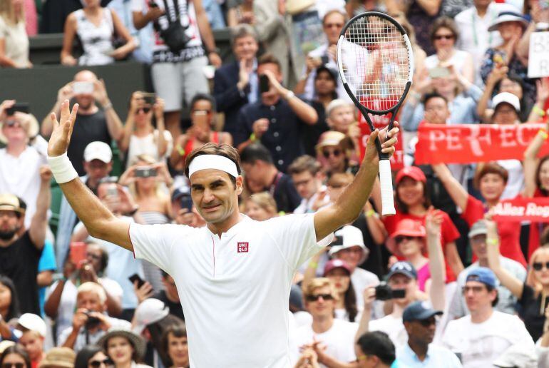 El tenista suizo Roger Federer celebra su victoria ante el eslovaco Lukas Lacko durante su partido de segunda ronda del torneo de tenis de Wimbledon