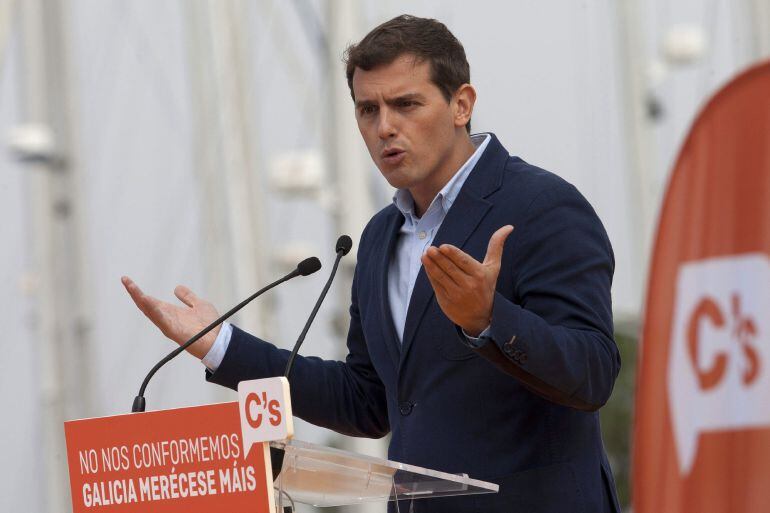  El presidente de Ciudadanos, Albert Rivera, durante su intervención en un acto de campaña celebrado hoy en la Plaza de A Laxe, en Vigo