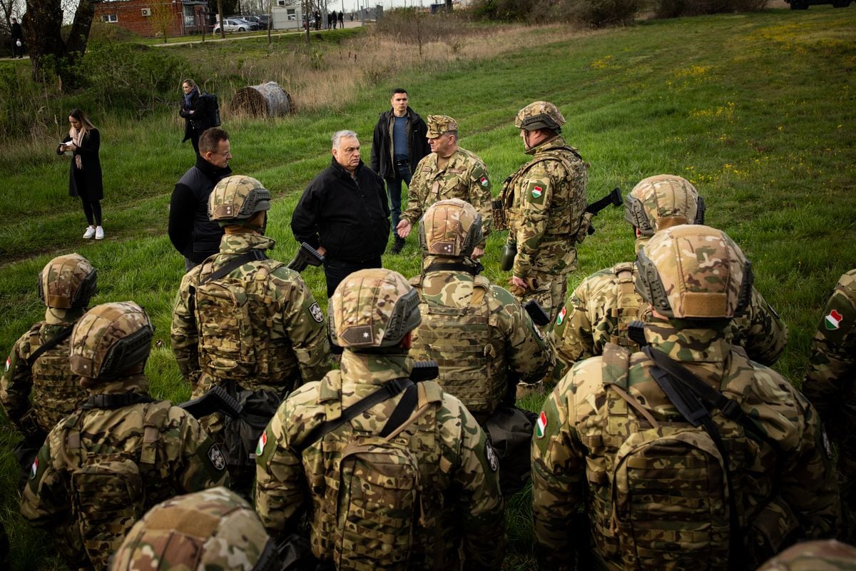 El primer ministro de Hungría, Viktor Orbán, rodeado de militares durante su visita al gasoducto Balkan Stream este lunes