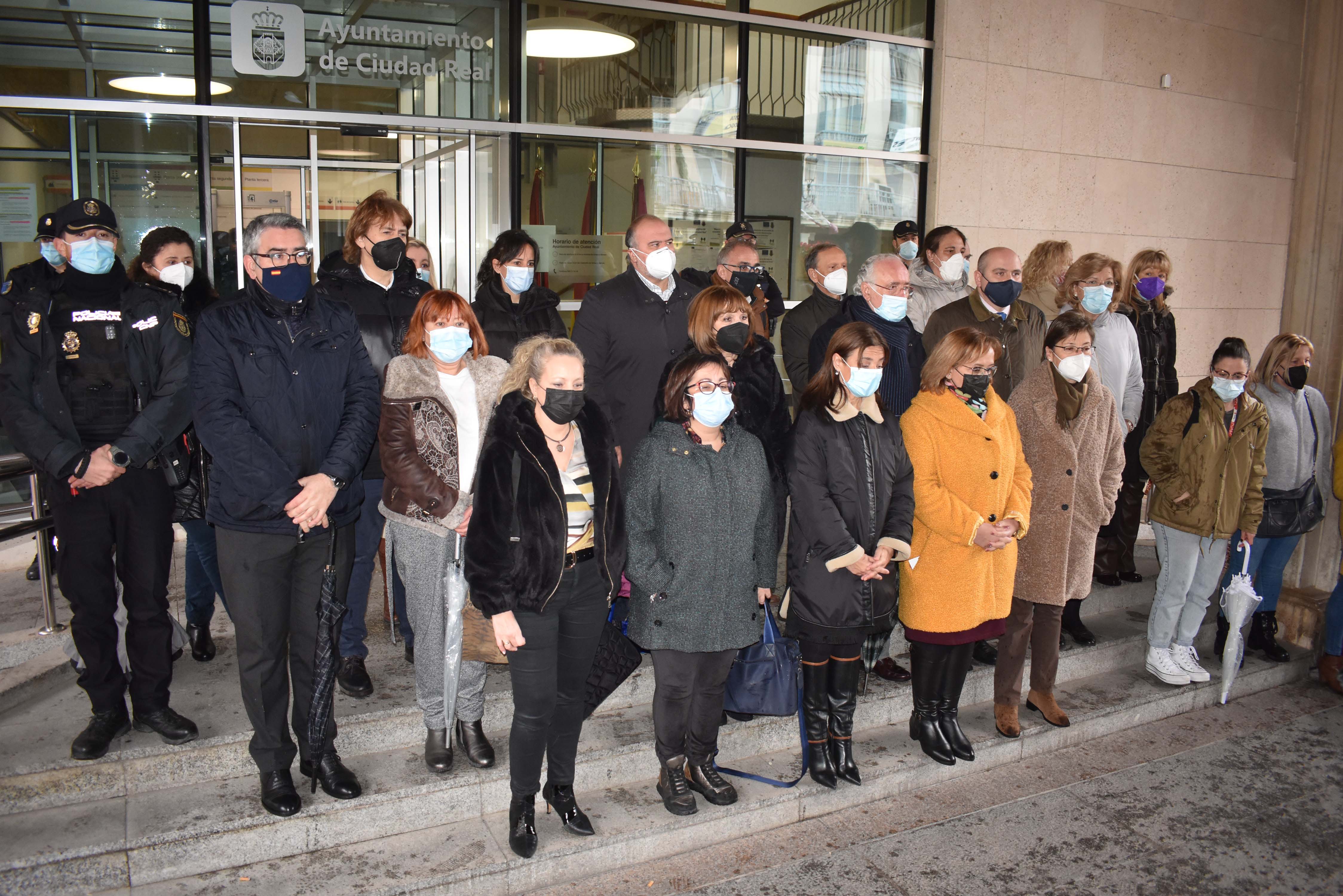 Representantes del conjunto de instituciones de Ciudad Real guardaban un minuto de silencio por la última víctima de la violencia machista