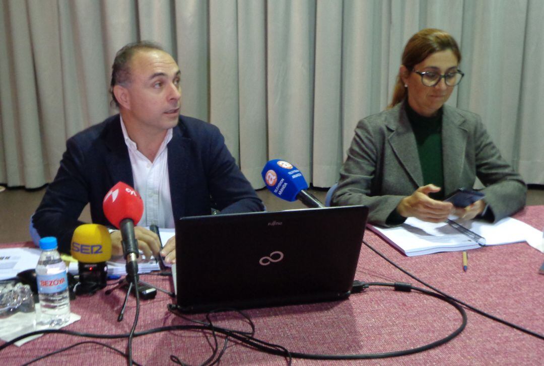 El concejal de Hacienda, Emilio Berzosa, y la alcaldesa, Raquel González, presentaban el borrador