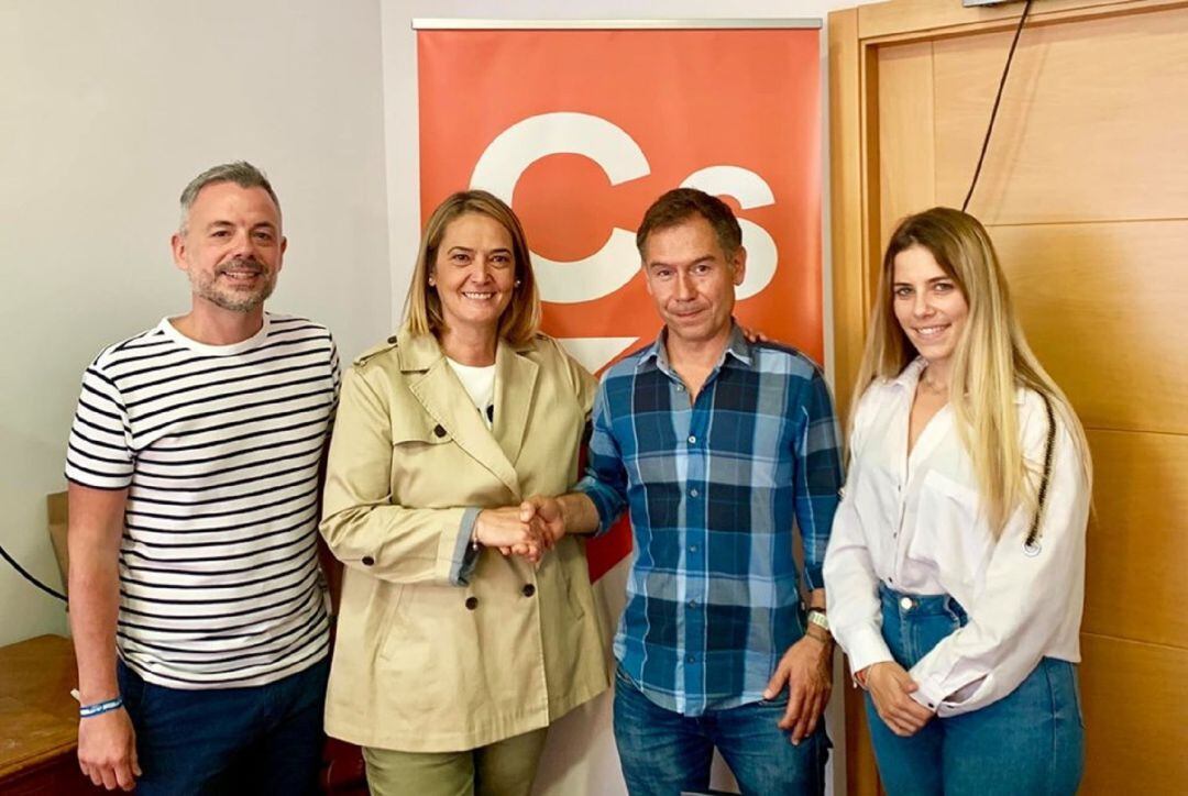 La candidata del Partido Popular de Motril, Luisa García Chamorro, estrecha mano al candidato de Ciudadanos, Jose Lemos, tras alcanzar principio de acuerdo 