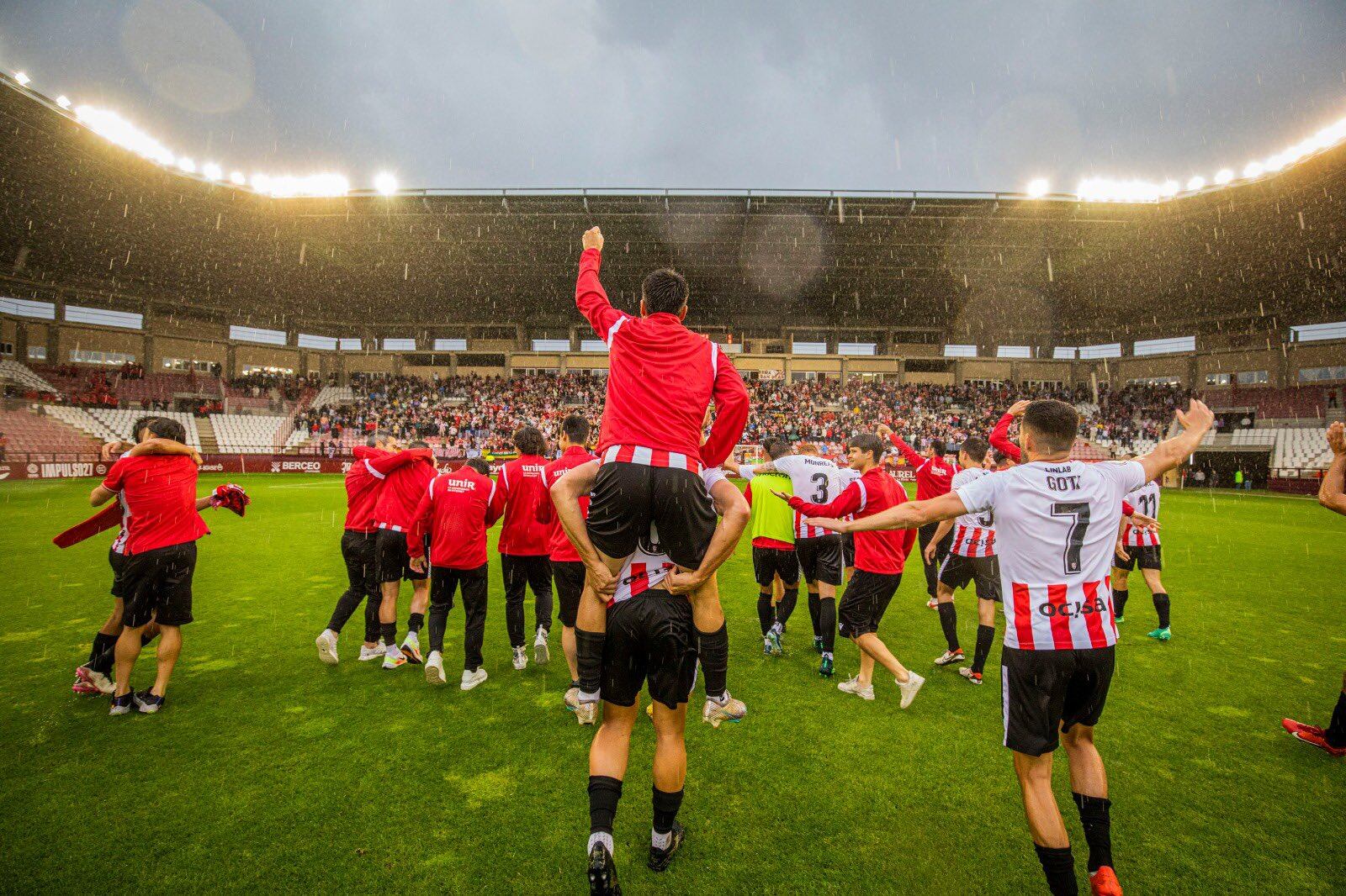 La plantilla blanquirroja celebra la clasificación frente al Guijuelo / UD Logroñés