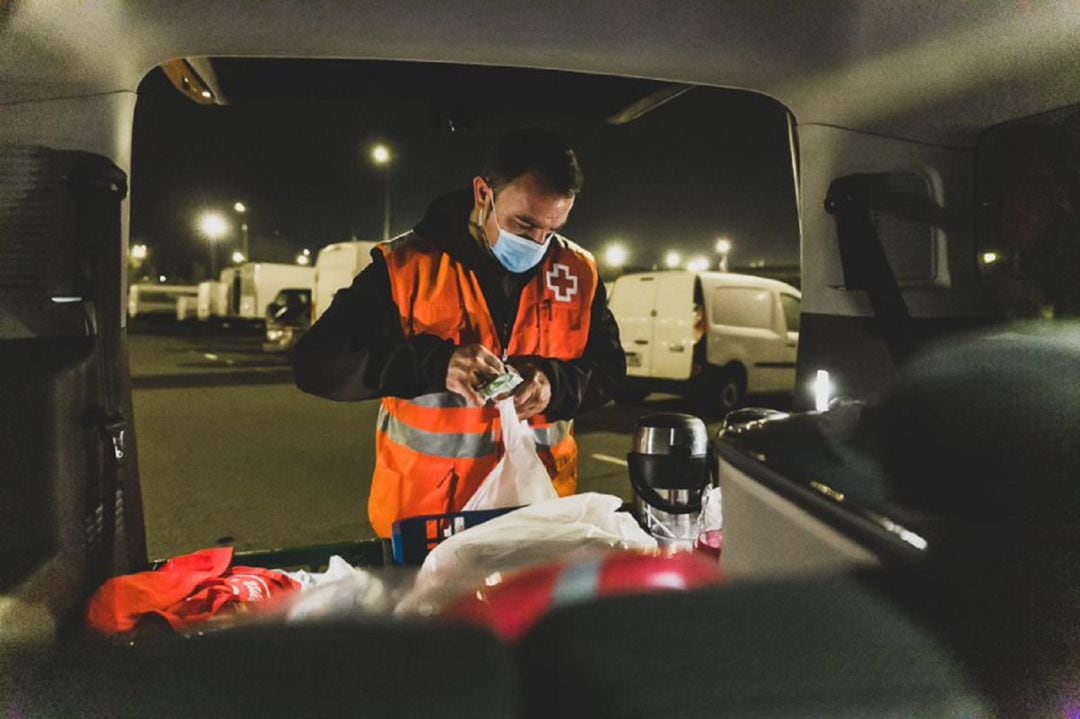 El voluntariado de la Unidad de Emergencia Social de Cruz Roja refuerza la atención de personas sin techo por frío en Zaragoza 