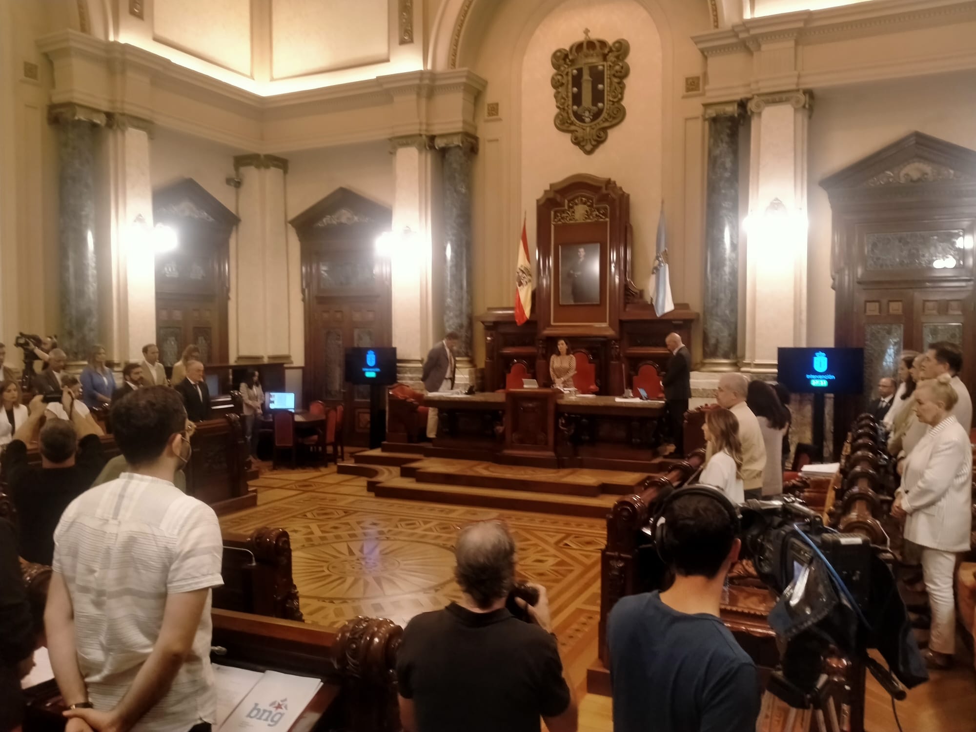 El pleno del Ayuntamiento de A Coruña guarda 28 minutos de silencio por las víctimas de la violencia machista.