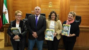 El delegado de Agricultura, Juan Balbín, y la coordinadora provincial del Instituto Andaluz de la Mujer (IAM), Beatriz Martín, a su izquierda.