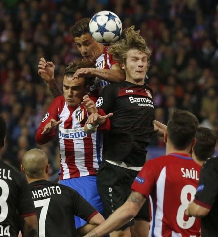 Griezmann y José María Giménez luchan por el balón con Jedvaj.