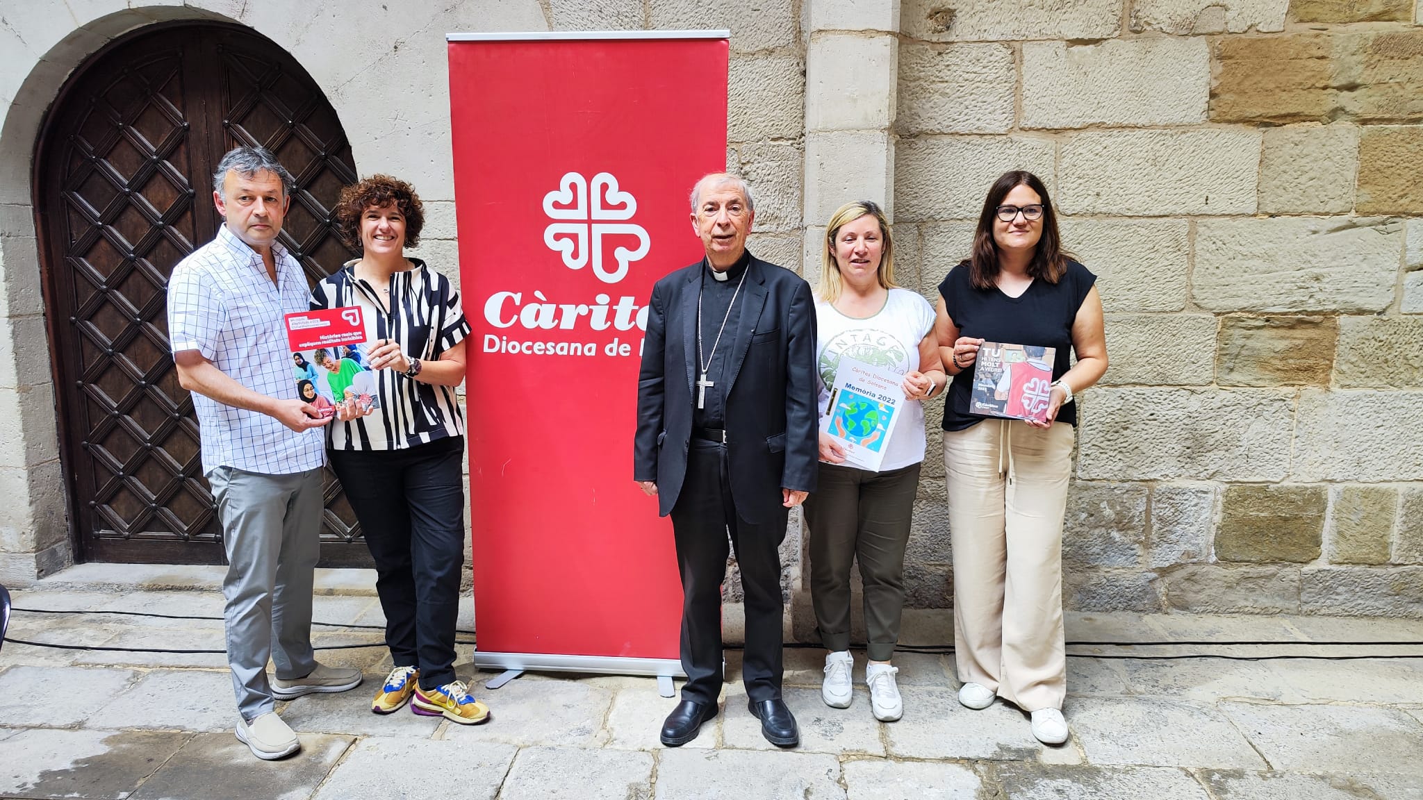 Responsables de Càritas Diocesana de Lleida, Solsona i Urgell amb el bisbe de Lleida, Salvador Giménez, aquest matí durant la presentació de la memòria d'activitats de 2022.