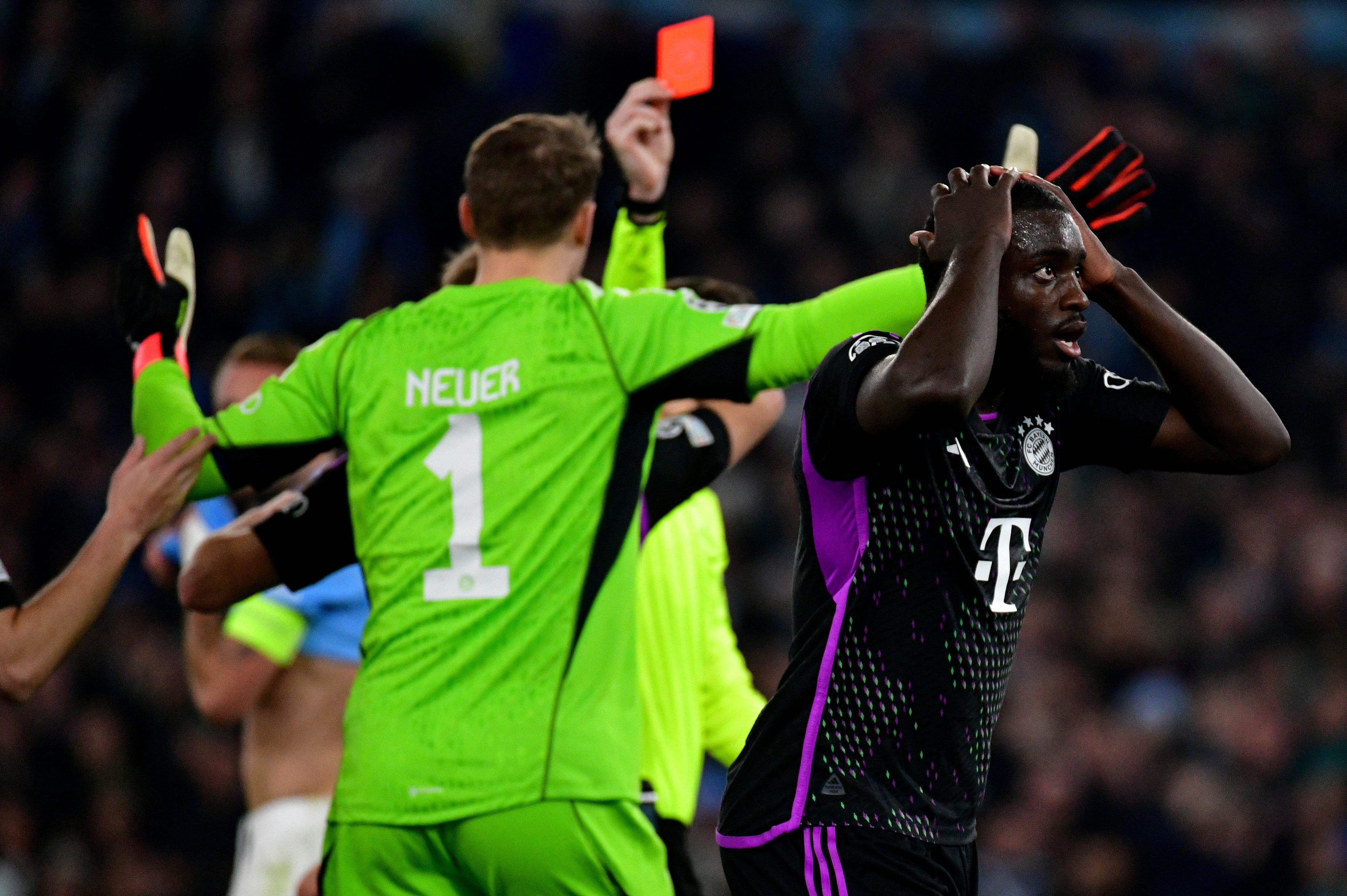 Upamecano se lleva las manos a la cabeza tras recibir la roja en el paritdo ante la Lazio