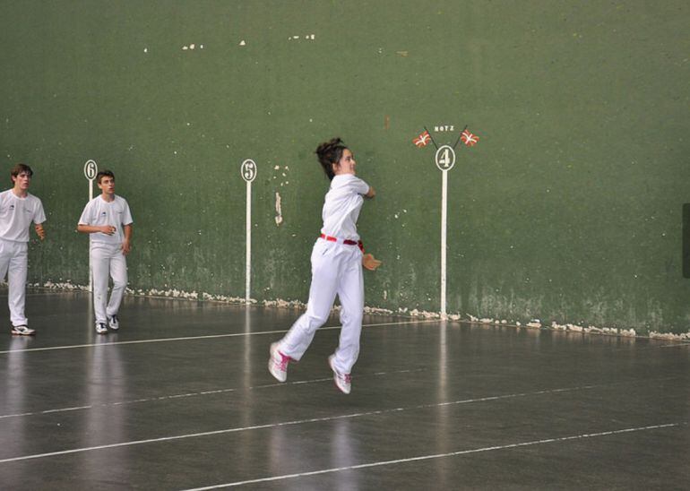 Nora Mendizabal, la primera mujer en jugar un partido de pelota mano en la competición Interpueblos